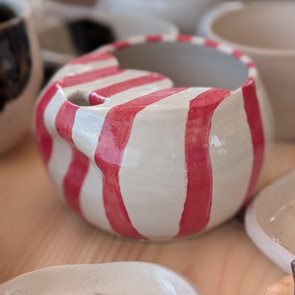 Round lidded travel mug with hand-painted red stripes